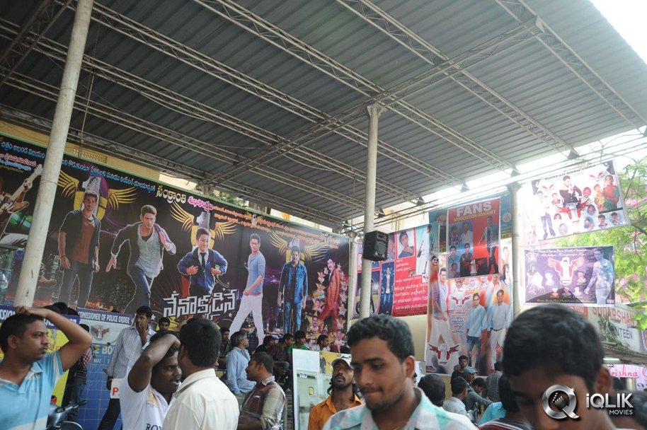 1-Nenokkadine-Hungama-at-RTC-Cross-Roads